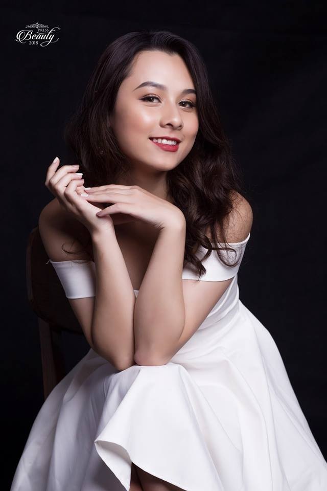 Top 10 nữ sinh cạnh tranh vương miện Hoa khôi trường Báo - 2 SBD 10: Nguyễn Thu Trang. Lớp: Truyền hình K35A2. Ngày sinh: 1/9/1997. Chiều cao, số đo ba vòng: 1m60, 78/63/91. Ước mơ: Trở thành biên tập viên giỏi. Châm ngôn sống: Cuộc sống chỉ mang lại cho chúng ta 10% cơ hội, 90% còn lại là do chúng ta trải nghiệm thế nào với nó.
