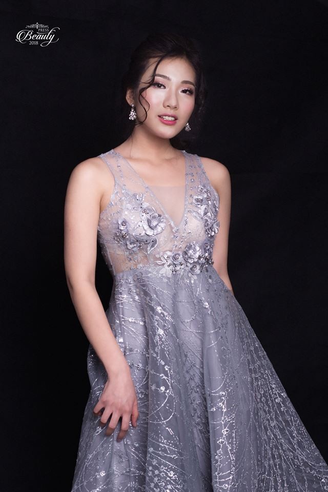 Top 10 nữ sinh cạnh tranh vương miện Hoa khôi trường Báo - 5 SBD 03: Nguyễn Hoài Phương Anh. Lớp: Triết học K37. Ngày sinh: 25/05/1999. Chiều cao: 1m75, số đo ba vòng: 92-64-99. Ước mơ: Tìm được 1 công việc phù hợp với bản thân và đi du lịch thật nhiều Châm ngôn sống: Luôn mơ và nhắm cao hơn khả năng của mình. Đừng bận tâm tới việc làm tốt hơn người đương thời hay người đi trước. Hãy cố để làm tốt hơn chính mình