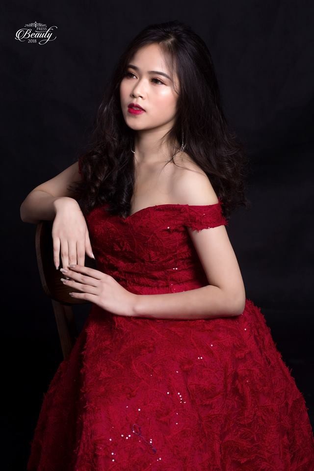 Top 10 nữ sinh cạnh tranh vương miện Hoa khôi trường Báo - 10 SBD 04: Nguyễn Thị Cẩm Nhung. Lớp: Văn hóa phát triển k36. Ngày sinh: 07/07/1998 Chiều cao, số đo ba vòng: 1m60, 86-61-88 Ước mơ: Là nhà kinh doanh giỏi Châm ngôn sống: Thất bại là mẹ thành công!