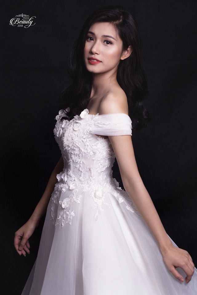 Top 10 nữ sinh cạnh tranh vương miện Hoa khôi trường Báo - 3 SBD 05: Vũ Quỳnh Nga. Lớp: Xã Hội Học K35. Ngày sinh: 13/10/1997. Chiều cao, số đo ba vòng: 1m61, 76-61-92. Ước mơ: trở thành doanh nhân Châm ngôn sống: Hãy sống như mình muốn, hãy làm những điều mình thực sự yêu thích, còn lại thì dành cho trái tim dẫn đường.