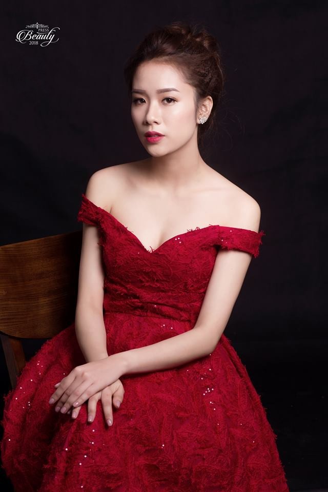 Top 10 nữ sinh cạnh tranh vương miện Hoa khôi trường Báo - 8 SBD 06: Trần Ngọc Lâm.Lớp: Báo in K34 A1. Ngày sinh: 12/12/1996 Chiều cao, số đo ba vòng: 1m69, 80 -62-85 Ước mơ: Biên tập viên truyền hình Châm ngôn sống: Cơ hội là do chúng ta tạo ra và nắm lấy