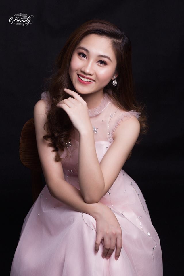 Top 10 nữ sinh cạnh tranh vương miện Hoa khôi trường Báo - 1 SBD 07: Hoàng Thị Tú Uyên. Lớp: Xã hội học K36. Ngày sinh: 07/09/1998. Chiều cao, số đo ba vòng: 1m60, 80-60-89. Ước mơ: Biên tập viên truyền hình. Châm ngôn sống: Điều quan trọng không phải vị trí ta đang đứng, mà là hướng ta đang đi.
