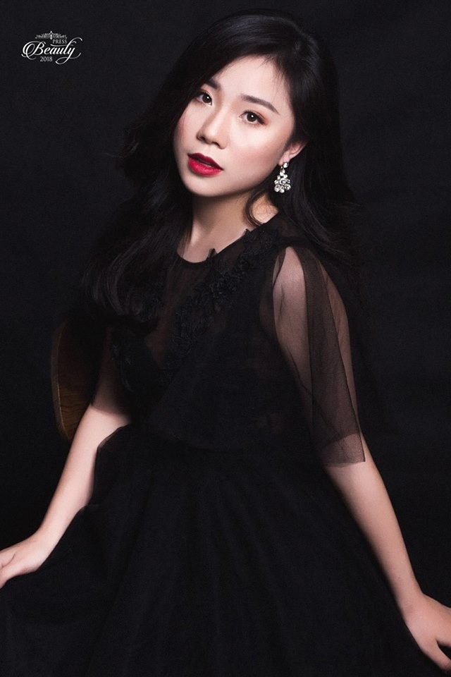 Top 10 nữ sinh cạnh tranh vương miện Hoa khôi trường Báo - 7 SBD 08: Nguyễn Minh Anh. Lớp: Báo chí K36.1. Ngày sinh: 17/1/1998. Chiều cao, cân nặng: 1m60; số đo ba vòng: 80-65-83. Ước mơ: Là biên tập viên trong tương lai và có cửa hàng kinh doanh. Châm ngôn sống: Look like a girl, think like a man, work like a boss, act like a lady.