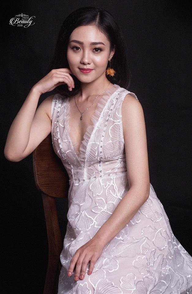 Top 10 nữ sinh cạnh tranh vương miện Hoa khôi trường Báo - 6
SBD 09: Nguyễn Hồng Ngọc. Lớp: Quảng cáo K35. Ngày sinh: 21/03/1997 Chiều cao, số đo ba vòng: 1m59, 85-61-92. Ước mơ: Từ khi vào đại học mình mới biết chính xác ước mơ của bản thân là gì và con đường tương lai sẽ đi. Mình mong muốn trở thành một BTV xuất sắc, không cần quá nổi tiếng nhưng phải là một người có kiến thức sâu rộng. Châm ngôn sống: Muốn thực hiện được những việc lớn, thì phải sống như không bao giờ chết được.