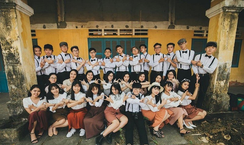 Kỷ yếu đậm phong cách “Tháng năm rực rỡ” của học sinh Sài Gòn - 3
Rồi hai bên đều phải quên đi. Tạm biệt thực ra không phải là từ biệt mà là một lời hứa”, các bạn học sinh lớp 12 trường THPT Nguyễn Chí Thanh viết về bộ ảnh kỷ yếu của lớp mình.