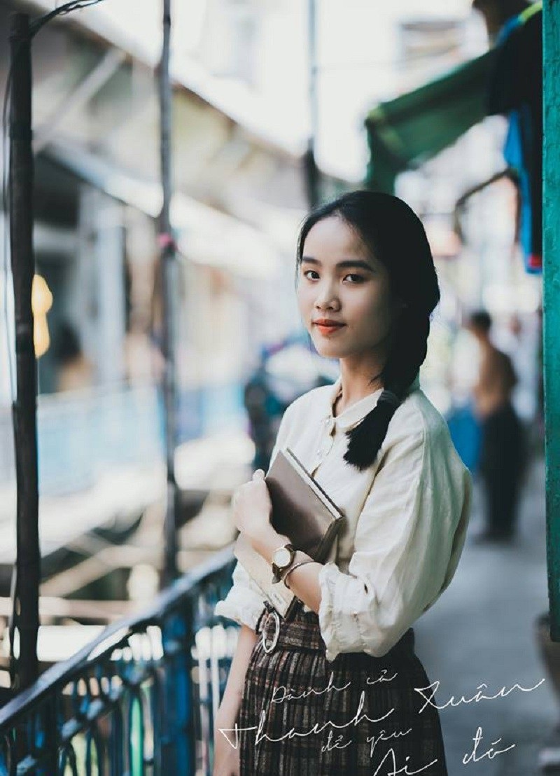 Kỷ yếu đậm phong cách “Tháng năm rực rỡ” của học sinh Sài Gòn - 8 “Tụi em mong muốn sau khi xem bộ ảnh mọi người có thể thấy được vẻ đẹp của Sài Gòn xưa, nhận ra vẻ đẹp trong ngần của thành phố cũng như tình yêu trong sáng vui tươi của những người trẻ”, bạn Thảo Anh, một thành viên trong lớp chia sẻ.