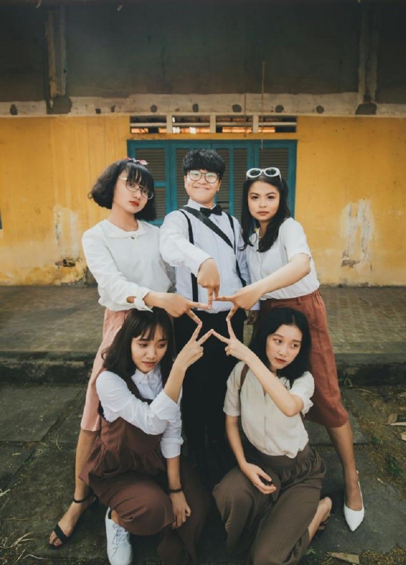 Kỷ yếu đậm phong cách “Tháng năm rực rỡ” của học sinh Sài Gòn - 7 Bộ ảnh sau khi được chia sẻ đã nhanh chóng nhận được sự quan tâm rất lớn. Ý tưởng sáng tạo cùng khả năng diễn xuất hồn nhiên, tươi trẻ của các cô cậu học trò lớp 12 đã tái hiện được phần nào khung cảnh của Sài Gòn.