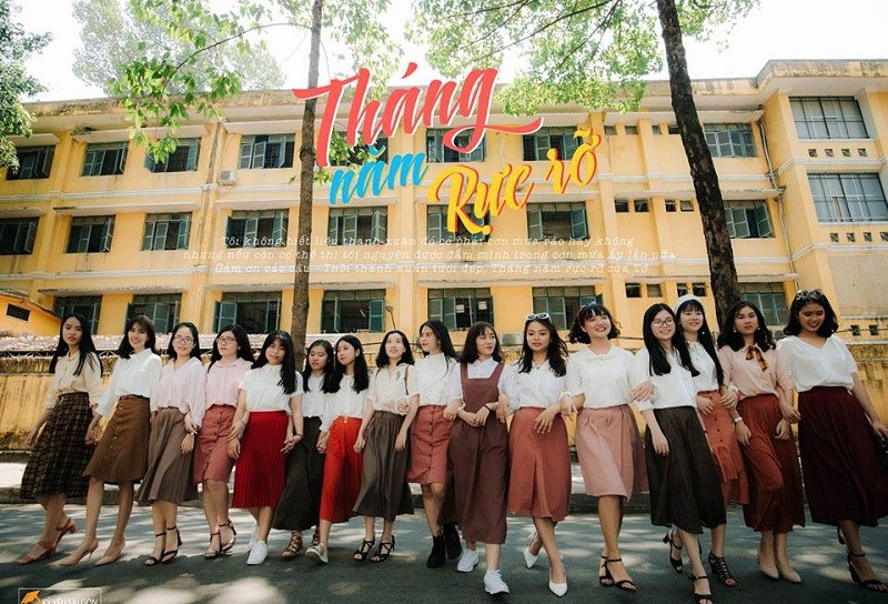 Kỷ yếu đậm phong cách “Tháng năm rực rỡ” của học sinh Sài Gòn - 6 Được biết, từ trang phục đến các đạo cụ trong bộ ảnh đều được tập thể lớp lựa chọn một cách tỉ mỉ. Nhờ sự chuẩn bị chu đáo nên các bạn đã hoàn thành bộ ảnh chỉ trong thời gian ngắn.