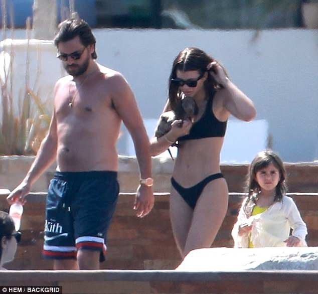 "Tay chơi" Scott Disick đưa bạn gái trẻ và con riêng đi nghỉ mát - 1
Tay chơi Scott Disick cùng bạn gái Sofia Richie đang đi nghỉ mát tại Cabo San Lucas, Mexico