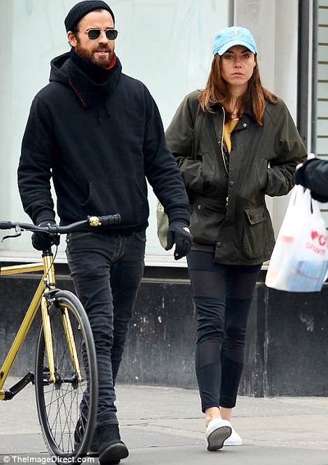 
Justin Theroux xuất hiện trên đường phố New York cùng nữ diễn viên Aubrey Plaza ngày 28/3 vừa qua
