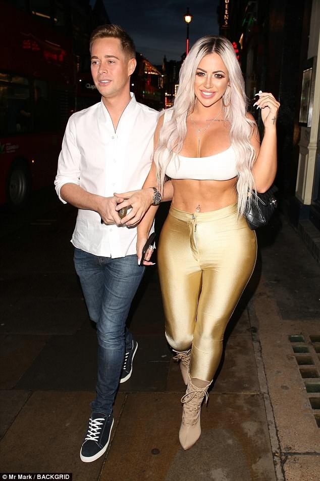 
Người đẹp 25 tuổi ăn vận táo bạo giữa tiết trời mùa đông. Đây là phong cách ăn mặc quen thuộc của người đẹp này
