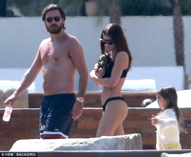 "Tay chơi" Scott Disick đưa bạn gái trẻ và con riêng đi nghỉ mát - 3
Đi cùng cặp đôi này còn có 2 con riêng của Scott là Mason, 8 tuổi và Penelope, 5 tuổi