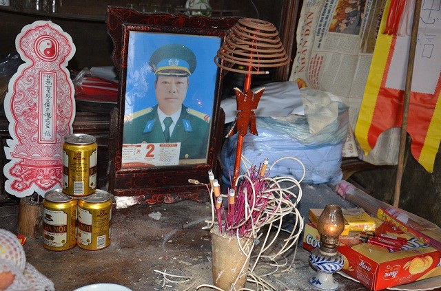 Bố chết, ông nội liệt giường, bé 5 tuổi sống trong đói khát - 3 Không lâu sau người cha bị tai biến, thì người con trai duy nhất bị mất đi tính mạng vì tai nạn giao thông