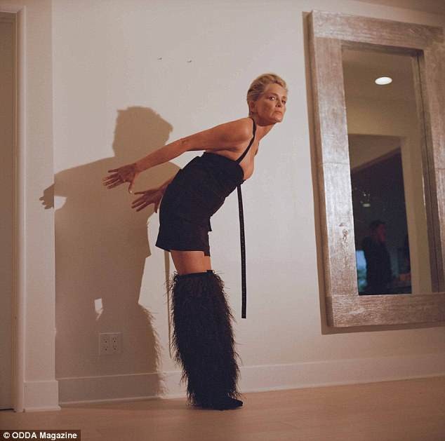 Minh tinh “Bản năng gốc” chứng tỏ “gừng càng già càng cay” - 3 Sharon Stone không chỉ thể hiện sự trẻ trung mà cuộc sống của bà cũng thực sự trẻ trung. Sharon đã từng trải qua hai lần ly hôn, bà là mẹ của ba người con trai nuôi, nay đều đã bước vào tuổi trưởng thành.