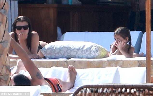 "Tay chơi" Scott Disick đưa bạn gái trẻ và con riêng đi nghỉ mát - 4
Sofia Richie thư giãn tắm nắng bên con riêng của bạn trai