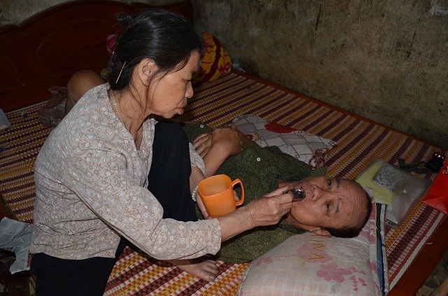 Bố chết, ông nội liệt giường, bé 5 tuổi sống trong đói khát - 4 Trong khoảng thời gian ngắn người phụ nữ này nhận những nỗi đau liên tiếp, chồng tai biến nằm liệt giường, con trai đột ngột qua đời.