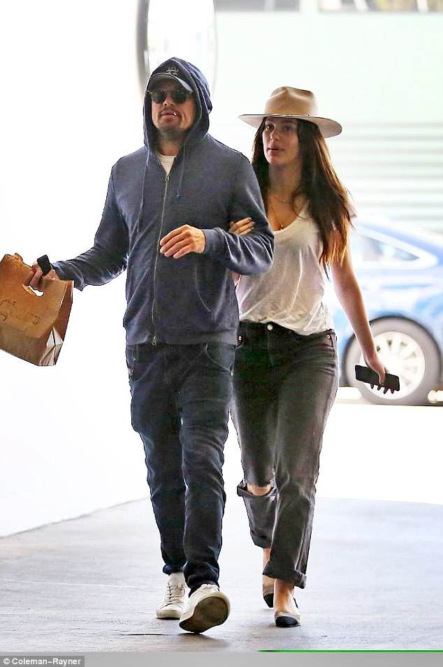 Leonardo DiCaprio ra phố cùng gái trẻ - 3
Camila, 1 người mẫu không tên tuổi có bố dượng là nam diễn viên nổi tiếng Al Pacino, cô và Leo hẹn hò từ đầu năm nay - sau thời gian dài là bạn bè