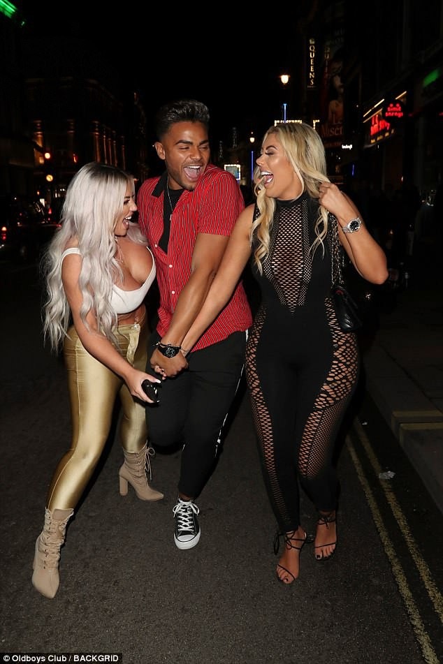 
Tuy nhiên Holly Hagan chỉ thừa nhận đã bơm ngực chứ không can thiệp dao kéo vào gương mặt của mình
