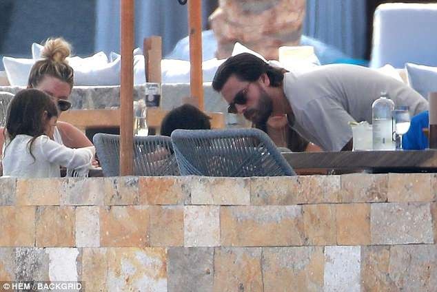 "Tay chơi" Scott Disick đưa bạn gái trẻ và con riêng đi nghỉ mát - 6
Scott Disick từng hẹn hò chị cô Kim trong nhiều năm, có ba mặt con và nổi tiếng là tay chơi cuả Hollywood