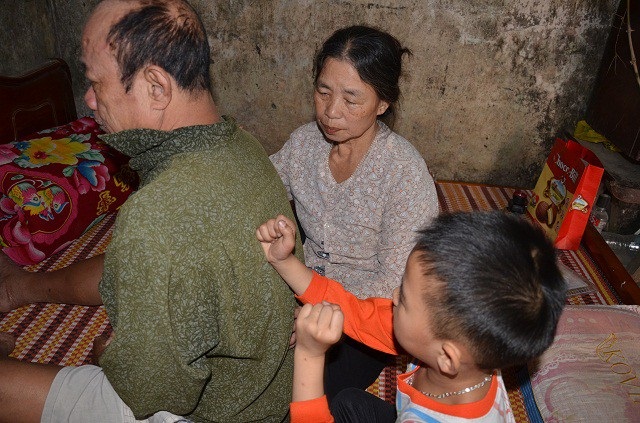 Bố chết, ông nội liệt giường, bé 5 tuổi sống trong đói khát - 6 Những biến cố đau thương dồn dập, người trụ cột không còn, khiến gia đình này lâm vào cảnh bế tắc không lối thoát.