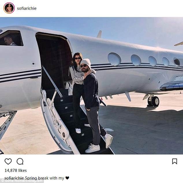 "Tay chơi" Scott Disick đưa bạn gái trẻ và con riêng đi nghỉ mát - 7
Scott Disick rất cưng chiều bạn gái 19 tuổi, thường xuyên đưa cô đi chơi bằng máy bay riêng.
