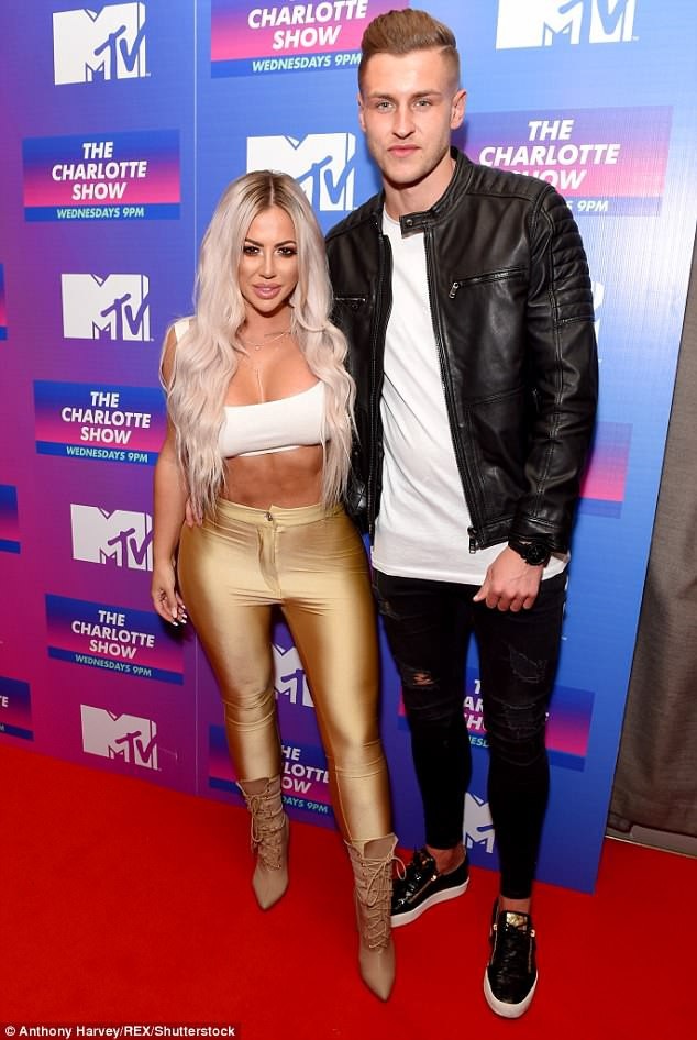 
Holly đẹp đôi bên bạn trai cầu thủ bóng đá Jacob Blyth
