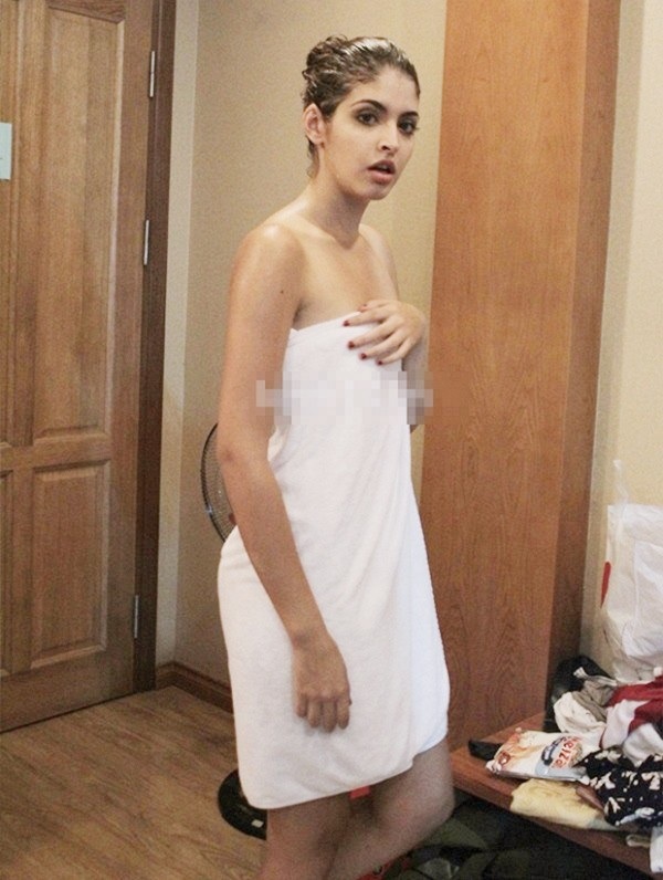Sexy, táo bạo không kém sao Hollywood, mỹ nhân Việt nào soán ngôi “nữ hoàng khăn tắm”? - 18 Hot girl lai Tây Andrea - mỹ nhân vừa phải lên tiếng đính chính vì không may dính vào lùm xùm bán dâm -khoe vai trần khi vừa bước ra từ phòng tắm.