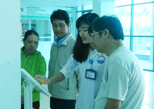 Gần 30% bệnh nhân không hài lòng với dịch vụ bệnh viện vì bị vòi vĩnh - 1 Người dân được chấm điểm dịch vụ y tế thông qua máy tính bảng đặt tại bệnh viện