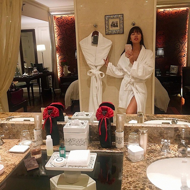 Sexy, táo bạo không kém sao Hollywood, mỹ nhân Việt nào soán ngôi “nữ hoàng khăn tắm”? - 24 Hà Anh selfie trong một khách sạn sang trọng khi tới Phú Quốc.