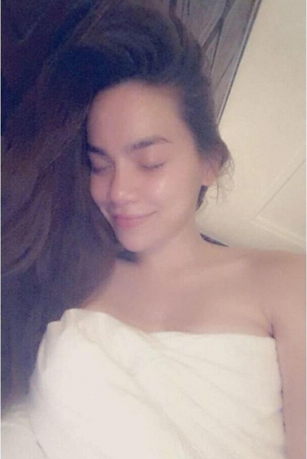 Sexy, táo bạo không kém sao Hollywood, mỹ nhân Việt nào soán ngôi “nữ hoàng khăn tắm”? - 1 Không chỉ trên sân khấu mà khi về nhà hay trong các chuyến du ngoạn, dàn mỹ nhân Việt vẫn có thể khiến người hâm mộ đứng ngồi không yên vì độ quyến rũ.