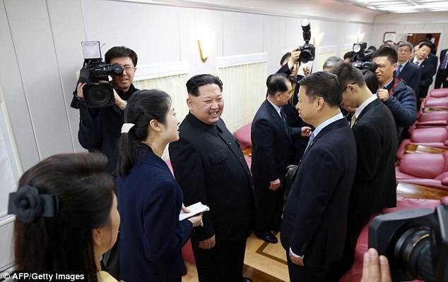 Bản tin chi tiết hiếm hoi của Triều Tiên về chuyến thăm Trung Quốc của ông Kim Jong-un - 2
Ông Kim tiếp đón các quan chức Trung Quốc trên tàu. (Ảnh: AFP)