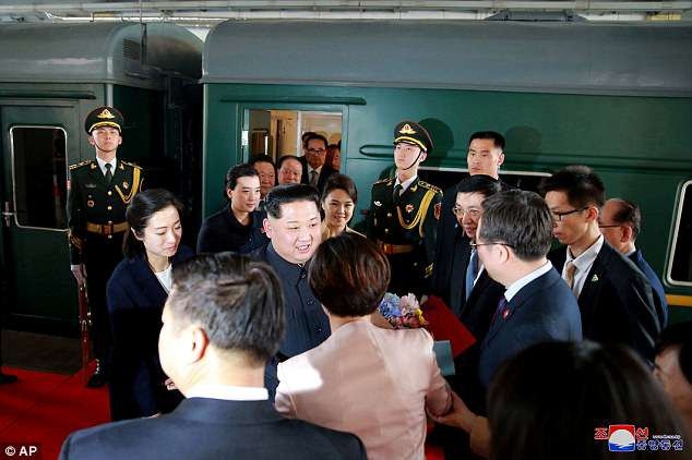 Bức ảnh hiếm hoi bên trong đoàn tàu kiên cố của ông Kim Jong-un - 3
Đoàn tàu dành cho lãnh đạo Triều Tiên được cho là được bọc thép kiên cố. (Ảnh: AP)