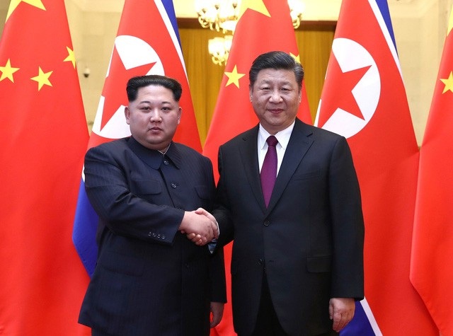 Nhà lãnh đạo Triều Tiên Kim Jong-un và Chủ tịch Trung Quốc Tập Cận Bình trong chuyến thăm 3 ngày tới Trung Quốc từ 25-28/3. (Ảnh: Reuters)