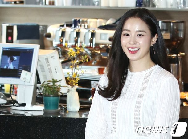 Kim Tae Hee đẹp xuất sắc sau khi sinh con gái đầu lòng - 14
Kim Tae Hee đang có cuộc sống viên mãn bên nam ca sĩ điển trai Bi (Rain). Cặp đôi hò hẹn 5 năm trước khi làm đám cưới vào đầu năm ngoái.