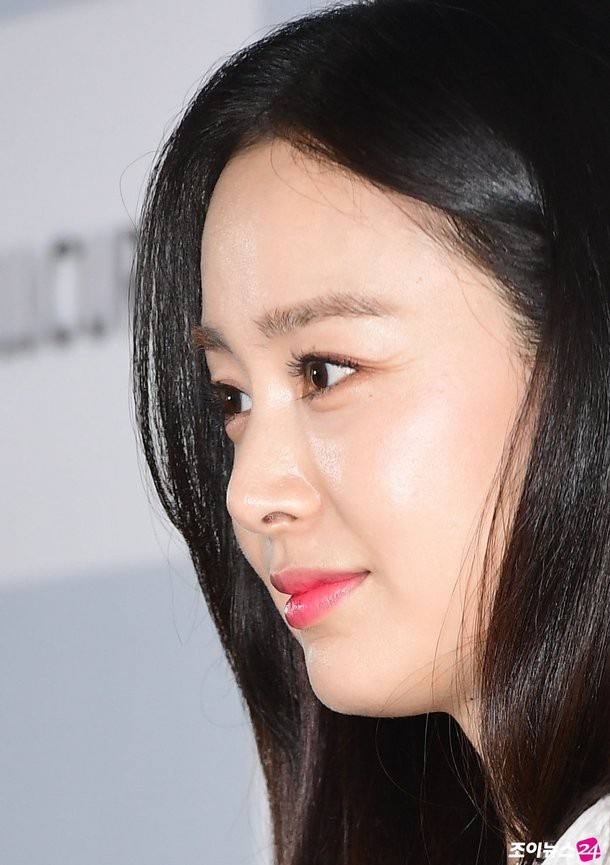 Kim Tae Hee đẹp xuất sắc sau khi sinh con gái đầu lòng - 12 Kim Tae Hee đẹp xuất sắc sau khi sinh con gái đầu lòng - 12