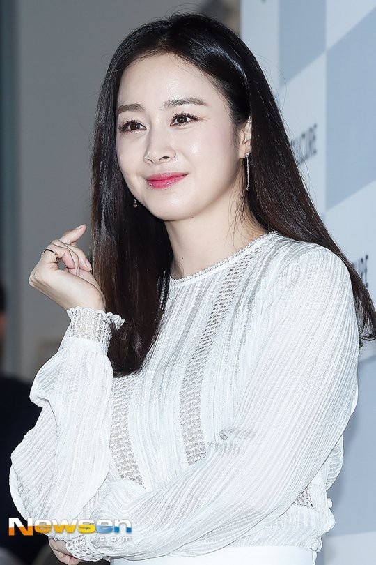 Kim Tae Hee đẹp xuất sắc sau khi sinh con gái đầu lòng | Báo Dân trí
