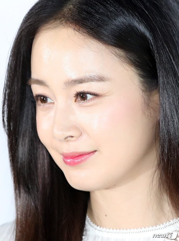 Kim Tae Hee đẹp xuất sắc sau khi sinh con gái đầu lòng - 11
Kim Tae Hee và Bi (Rain) thống nhất không hé lộ hình ảnh về con gái với công chúng dù fan thực sự rất muốn ngắm nhìn con gái của cặp đôi quyền lực nhất làng giải trí Hàn Quốc.
