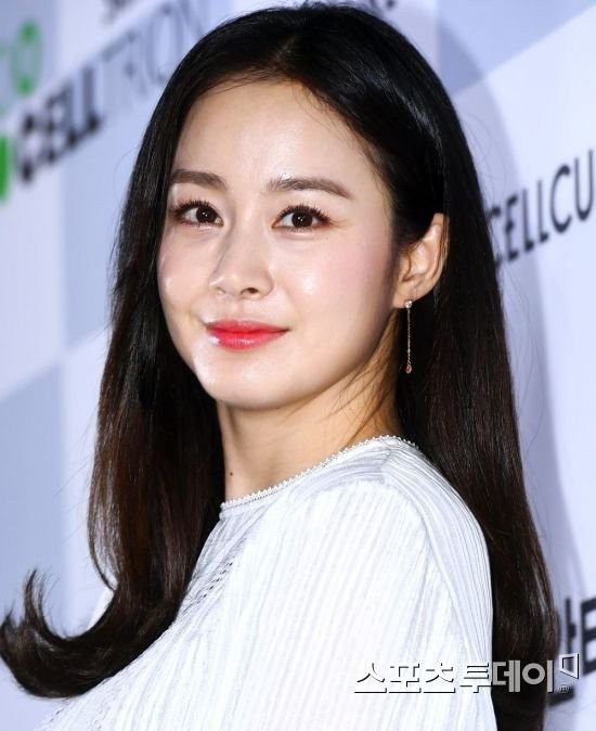Kim Tae Hee đẹp xuất sắc sau khi sinh con gái đầu lòng - 8 Kim Tae Hee đẹp xuất sắc sau khi sinh con gái đầu lòng - 8