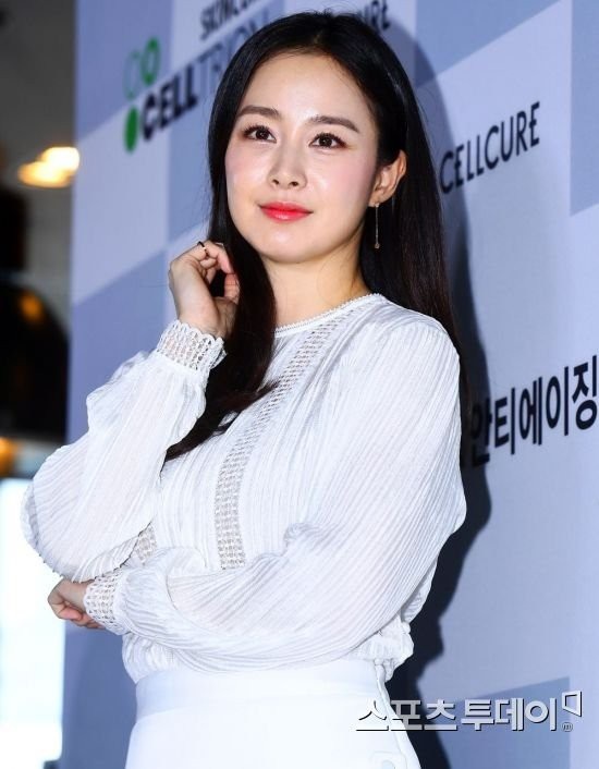 Kim Tae Hee đẹp xuất sắc sau khi sinh con gái đầu lòng - 7
Chỉ 4 tháng khi sinh, Kim Tae Hee đã lấy lại dáng vóc cân đối. Cô nhận được nhiều lời khen ngợi về vẻ ngoài từ công chúng.