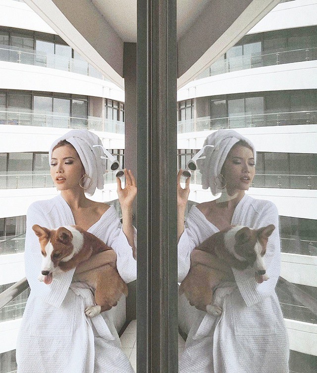 Sexy, táo bạo không kém sao Hollywood, mỹ nhân Việt nào soán ngôi “nữ hoàng khăn tắm”? - 15 Trong bộ khăn choàng tắm, người đẹp tạo dáng cùng chú cún cưng.