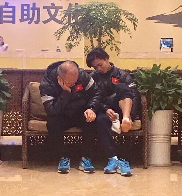 U23 Vũ Văn Thanh dạy thầy Park nói tiếng Việt rất tình cảm nhưng... "có gì đó sai sai" - 2 Thầy Park hỏi han chấn thương của Công Phượng