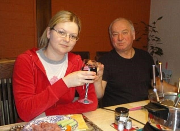 Phát hiện dấu vết cựu điệp viên Skripal liên quan đến tổ chức tội phạm - 1
Điệp viên Sergei Skripal và con gái. (Nguồn: dailymail.co.uk)
