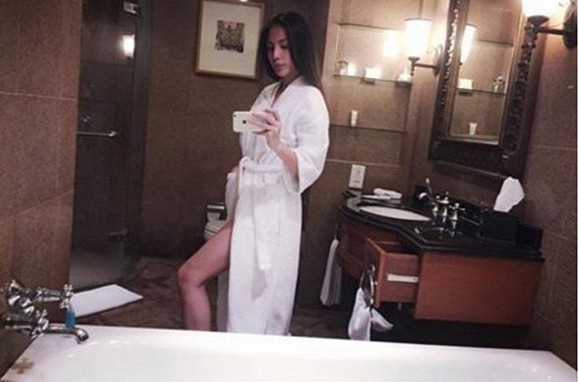 Sexy, táo bạo không kém sao Hollywood, mỹ nhân Việt nào soán ngôi “nữ hoàng khăn tắm”? - 27 Thuỷ Tiên khoe khéo đôi chân trần trong không gian nghỉ dưỡng sang trọng.