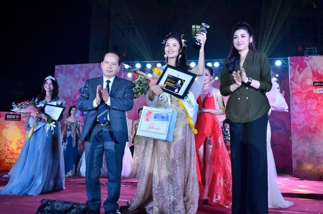 Hoa khôi ĐH Tài nguyên - Môi trường đọ sắc cùng Á hậu Dương Tú Anh - 4
Phút đăng quang của Hoa khôi HUNRE BEAUTY 2018 Chu Thị Thu Huyền cùng lãnh đạo nhà trường và Á hậu Dương Tú Anh.