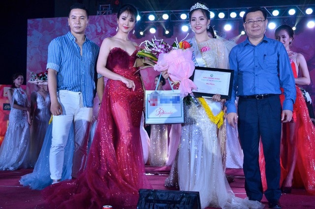 Hoa khôi ĐH Tài nguyên - Môi trường đọ sắc cùng Á hậu Dương Tú Anh - 5
Á Khôi 1 Hoàng Hà Giang (Khoa Quản lý Đất đai) giành thêm giải Miss được yêu thích nhất.
