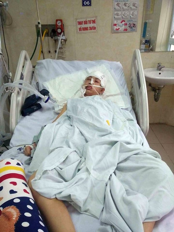 Quặn thắt trước tình cảnh cô giáo dạy tiếng Anh gặp nạn hôn mê suốt nhiều tuần - 4 Tai nạn nghiệt ngã ngày 28 Tết vừa rồi khiến cô giáo Ngân nằm hôn mê sâu cho đến hôm nay.