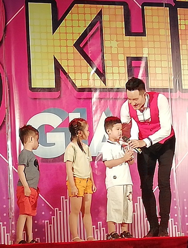 Về cái nôi đờn ca tài tử, Phi Nhung “khớp” quên cả lời vọng cổ - 2 Nguyễn Phi Hùng hát cùng các em nhỏ bài Alibaba.