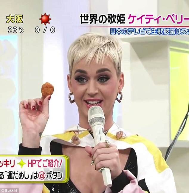 Ngôi sao nhạc pop Katy Perry ăn uống “kém duyên” trên truyền hình Nhật - 2 Mới đây, Katy Perry đã chia sẻ trong chương trình “American Idol” rằng cô yêu gà chiên, vì vậy, khi xuất hiện trên truyền hình Nhật, cô đã được chiêu đãi rất nhiều gà chiên. Đáp lại, Katy đã có một “tiết mục” ăn uống rất hài hước.
