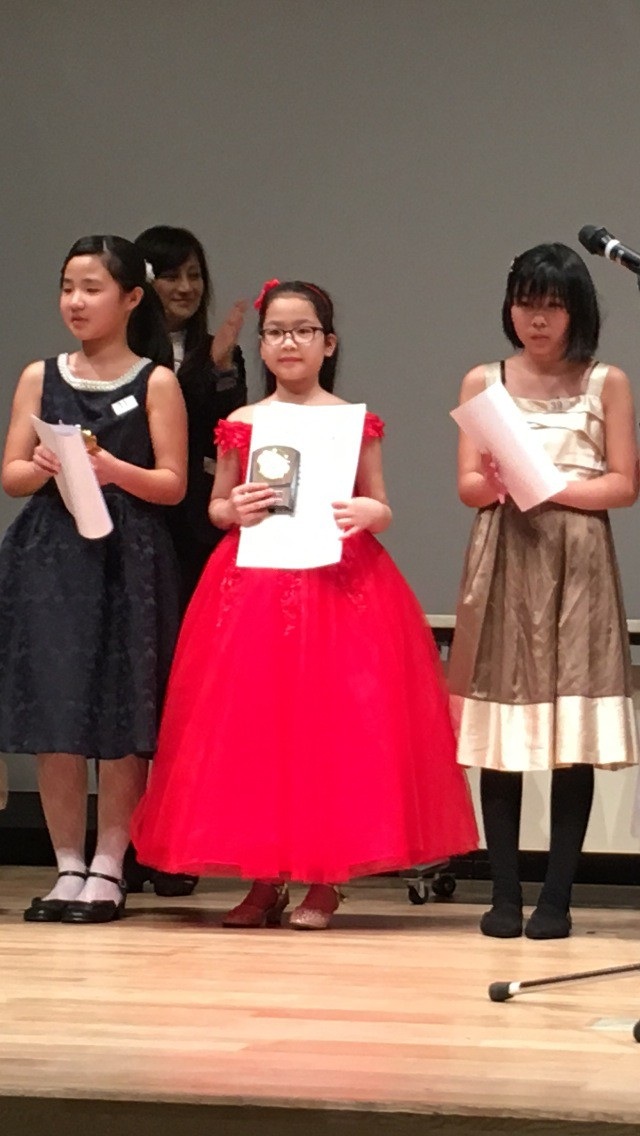 Lê Trang Linh nhận giải thưởng trên bục danh dự. Ảnh: GĐCC.