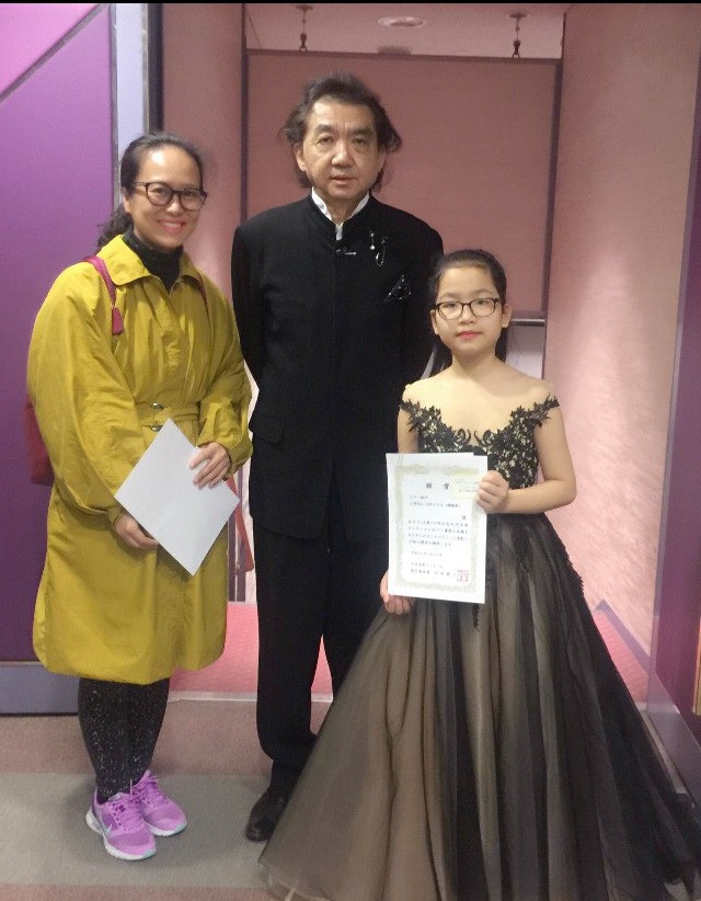 
Cô giáo Nguyễn Trinh Hương (bên trái) và Trang Linh chụp cùng giáo sư Keizo Ideta, Giám đốc trường Đại học Âm nhạc Hesei, Chủ tịch cuộc thi.
